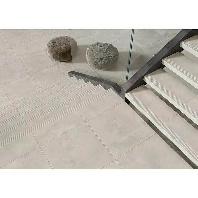 Queens Stufen- & Abdeckplatte - 29,8 x 59,8 cm, Weiß, Matt - Dieses Bild zeigt elegante Steintreppen mit einem modernen Geländer und passenden Poufs, die ein stilvolles Ambiente schaffen.