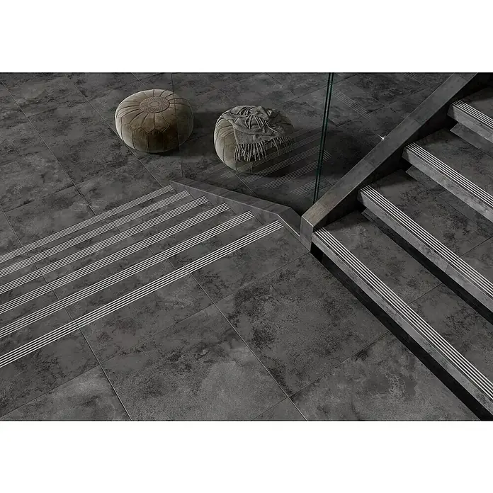 Queens Stufen- & Abdeckplatte - 29,8 x 59,8 cm, Graphit, Matt - Dunkle Steintreppe mit rutschfesten Streifen und Sitzkissen. Stilvolles Design für den Innenbereich mit robustem Material und edler Optik.