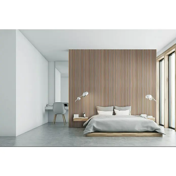 SanDesign Alu-Verbundplatte - 100 x 250 cm, Scandi Light - Schlafzimmer mit Doppelbett, Schreibtisch und großem Fenster. Die Wand ist mit Holzlatten verkleidet und verleiht dem Raum eine warme Atmosphäre.