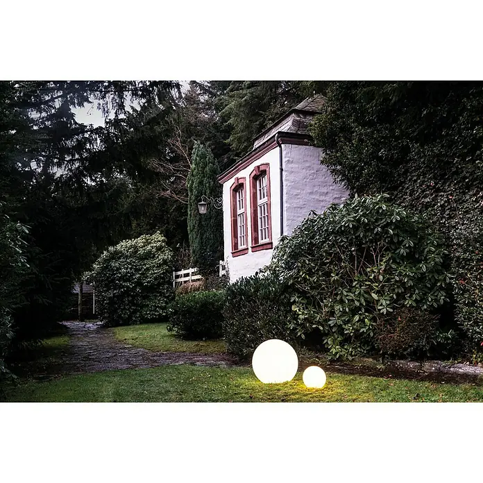 8 Seasons Design Shining Dekoleuchte rund Globe - 9 W, Weiß, Durchmesser: 30 cm - Gartenleuchten: Zwei leuchtende Kugeln erhellen den Rasen vor einem Haus, schaffen eine warme Atmosphäre und betonen das moderne Design.