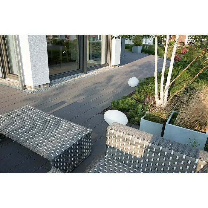 8 Seasons Design Shining Dekoleuchte Eye - 9 W, Weiß, L x B x H: 26 x 42 x 24 cm - Einladende Terrasse mit stilvollen Gartenmöbeln und dekorativer Beleuchtung. Der Außenbereich lädt zum Verweilen ein.