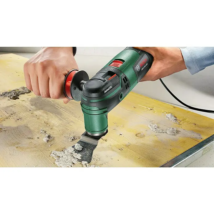 Bosch Absaug-Adapter für Multifunktionsgeräte - Geeignet für: Deltaschleifplatte - Bosch PMF 250 CES Multifunktionswerkzeug in Aktion, das alte Klebereste von einer Holzoberfläche entfernt. Ideal für Renovierungsarbeiten.