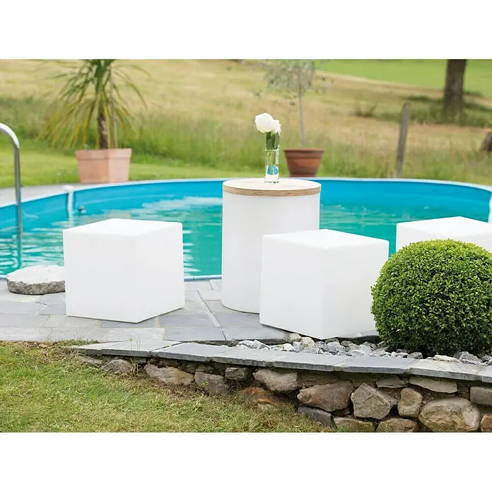 8 Seasons Design Shining LED-Dekoleuchte Cube - 6 W, Weiß, L x B x H: 33 x 33 x 33 cm - Gartenmöbel-Set mit weißen Würfelhockern und rundem Tisch am Pool. Ideal für entspannte Stunden im Freien.