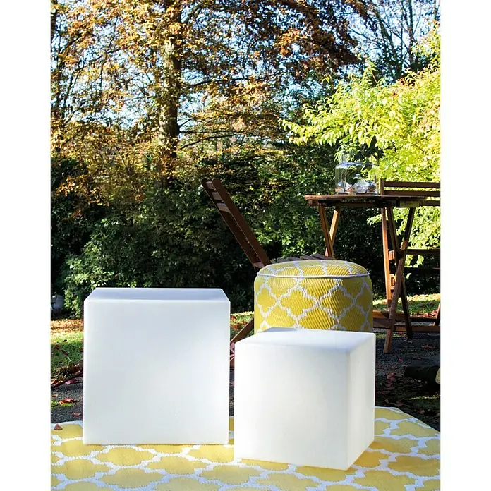 8 Seasons Design Shining LED-Dekoleuchte Cube - 6 W, Weiß, L x B x H: 33 x 33 x 33 cm - Zwei weiße Würfelhocker und ein gelber Pouf im Garten. Die Hocker sind moderne Sitzgelegenheiten für den Außenbereich.