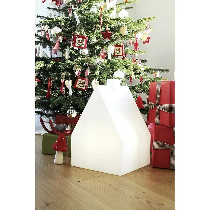 8 Seasons Design Shining Dekoleuchte House - 9 W, Weiß, L x B x H: 39 x 39 x 57 cm - Stimmungsvolle Weihnachtsdekoration mit einem beleuchteten Haus, einem geschmückten Baum und festlichen Geschenken.