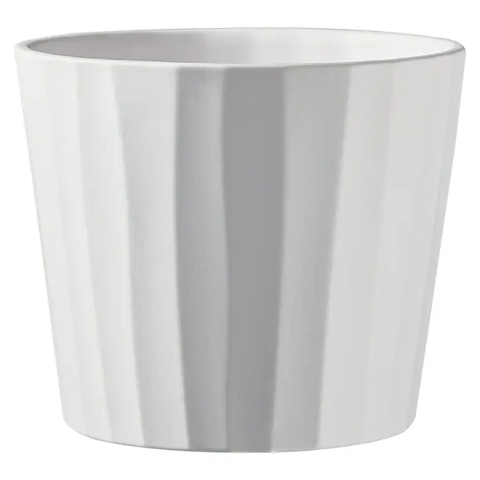 Soendgen Keramik Übertopf rund Umea Pure - Außenmaß (Ø x H): 26 x 22 cm, Weiß, Keramik, Matt - Nahaufnahme eines modernen weißen Blumentopfs mit vertikalen Rillen, der eine schlichte Eleganz für jede Pflanze bietet.