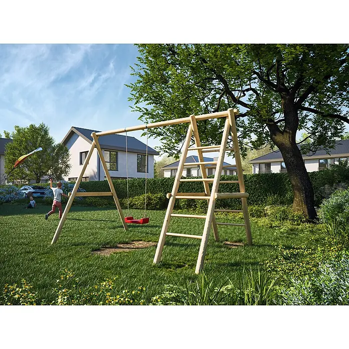 Joda Kletterschaukel Hanna - L x B x H: 300 x 225 x 225 cm, Holz - Nahaufnahme einer Holzschaukel mit Leiter im Garten, umgeben von Grün, ideal für Kinder zum Spielen im Freien.