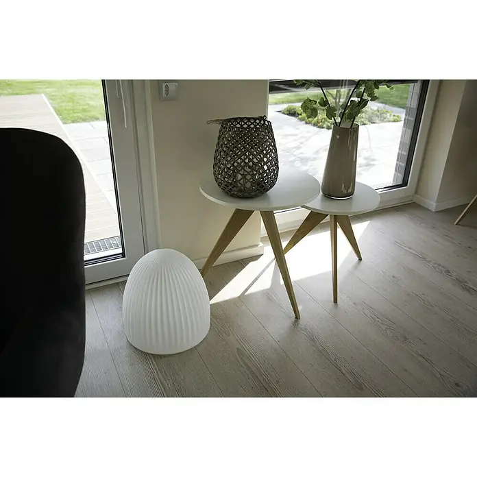 8 Seasons Design Shining Dekoleuchte Cage - 9 W, Weiß, L x B x H: 37 x 37 x 39 cm - Einrichtungsidee mit dekorativer Rattankugel, weißen Beistelltischen mit Vasen und einer gerippten Bodenleuchte für eine gemütliche Atmosphäre.