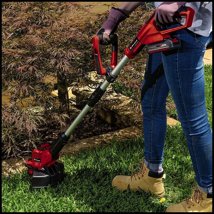 Einhell Power X-Change 18V Akku-Rasentrimmer GE-CT 18/28 Li - 18 V, 2,5 Ah, Li-Ionen, 1 Akku, Schnittbreite Faden: 28 cm - Person bedient einen Einhell Akku-Rasentrimmer im Garten, um Rasen zu trimmen.