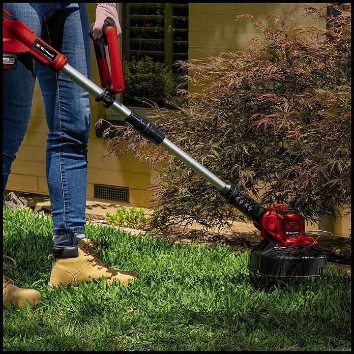 Einhell Power X-Change 18V Akku-Rasentrimmer GE-CT 18/28 Li - 18 V, 2,5 Ah, Li-Ionen, 1 Akku, Schnittbreite Faden: 28 cm - Der Einhell Akku-Rasentrimmer im Einsatz, um Rasenflächen präzise zu bearbeiten. Ideal für Gartenpflegearbeiten und akkurate Kantenschnitte.