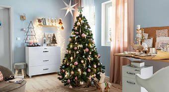 Künstlicher Weihnachtsbaum geschmückt in Pastellfarben