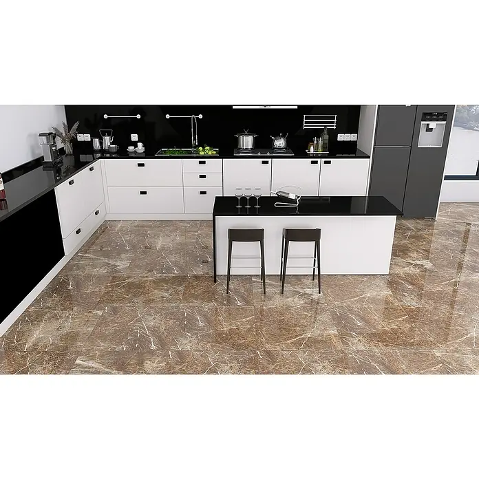 Feinsteinzeugfliese Perla - 60 x 60 cm, Braun, Glänzend - Die Küche verfügt über eine Kücheninsel mit zwei Hockern, stilvollen Küchenschränken und braunen Marmorfliesen für ein elegantes Ambiente.