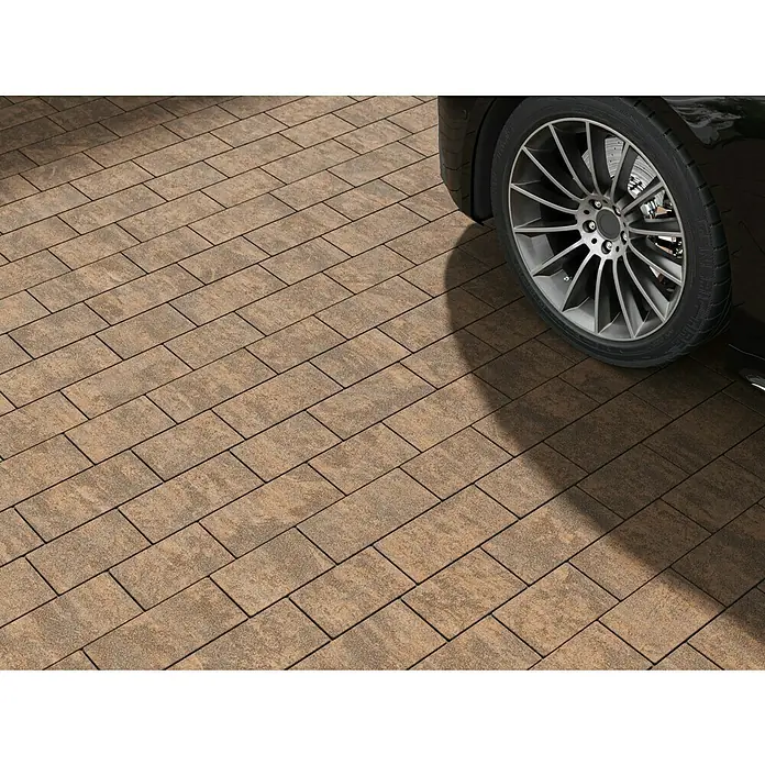 EHL Pflasterstein Top Drän - Sunset, 30 x 15 x 6 cm, Rechteckig - Pflastersteine in einem warmen Braunton bilden eine einladende Fläche neben einem eleganten, schwarzen Auto. Die Steine sind rechteckig und verlegt.