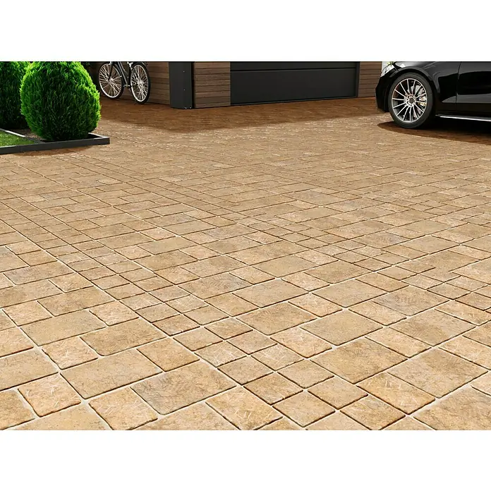 Diephaus Pflasterstein Austin - Sandstein, 28 x 21 x 7 cm, Rechteckig - Detailaufnahme eines gepflasterten Einfahrtsbereichs mit einem eleganten Steinmuster. Ein Auto und Fahrräder sind im Hintergrund zu sehen.