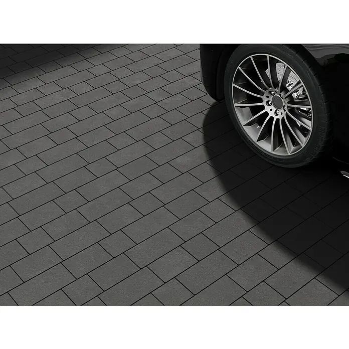 EHL Pflasterstein Corte - Anthrazit, Gesamtstückzahl: 36 Stk., Rechteckig - Nahaufnahme von Pflastersteinen mit einem schwarzen Auto im Hintergrund, das die Details und die Textur der Pflasterung hervorhebt.