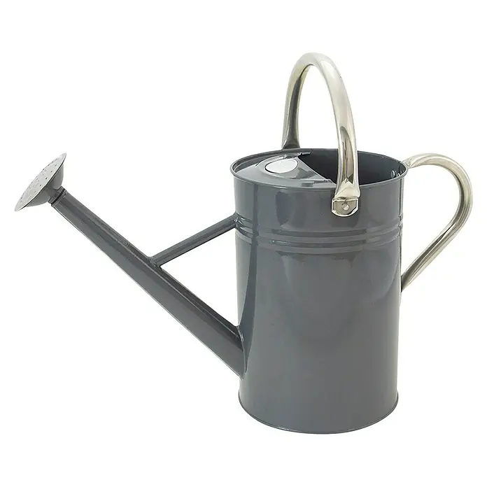 Kent & Stowe Gießkanne - Steingrau, 4,5 l - Graue Gießkanne mit silberfarbenem Griff und Brausekopf, ein praktisches und stilvolles Gartenzubehör.
