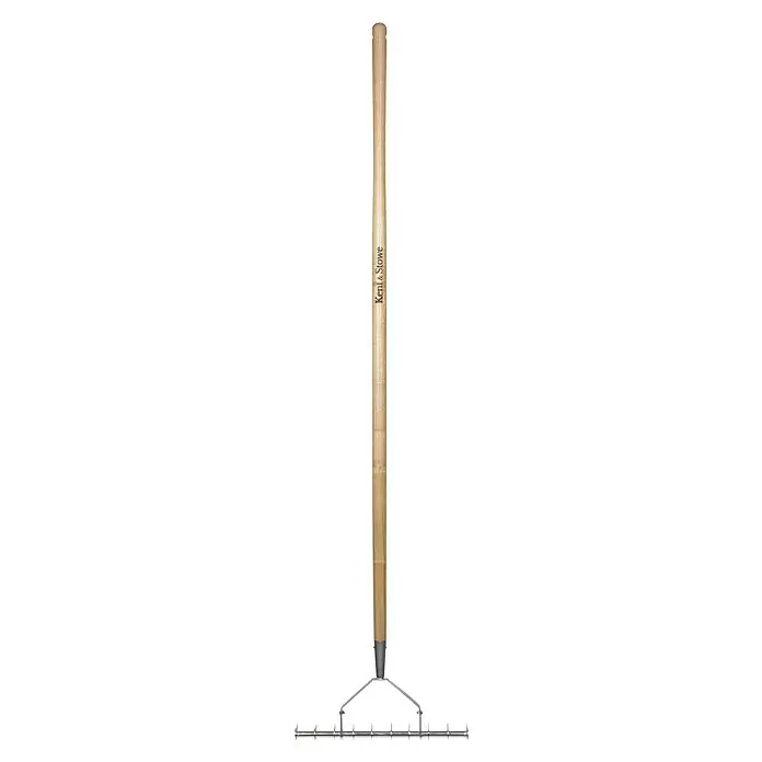 Kent & Stowe Handvertikutierer - Anzahl Zinken: 10 Stk., Langstiel, Material Gerätekopf: Edelstahl - Eine Gartenharke mit langem Holzstiel und silbernem Metallkopf mit mehreren Zinken.