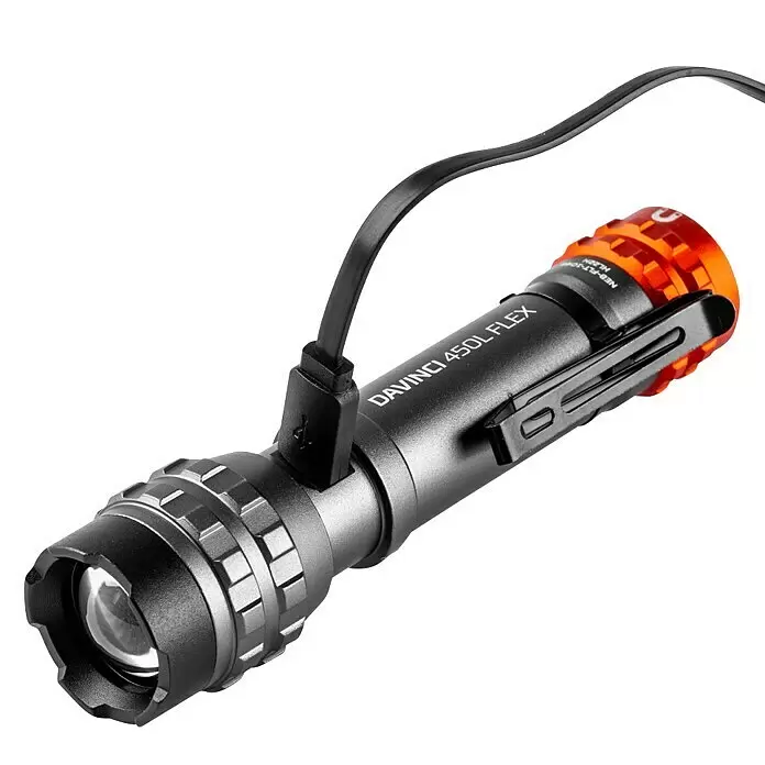Nebo Tools Linterna Da Vinci - Blanco neutro - Linterna Davinci 450L Flex negra con tapa naranja, cargándose con un cable negro.