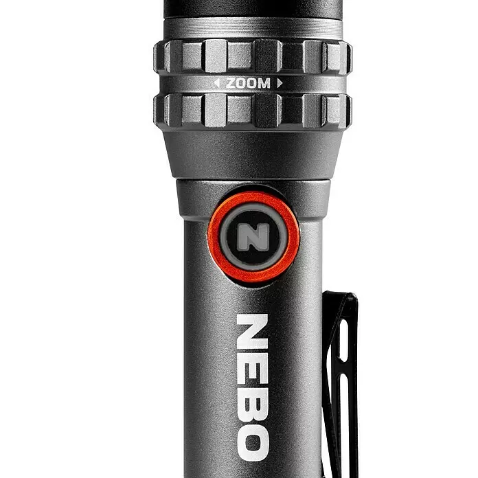 Nebo Tools Linterna Da Vinci - Blanco neutro - Linterna NEBO gris con botón de encendido naranja, logo 'N', anillo de zoom y clip de bolsillo negro.
