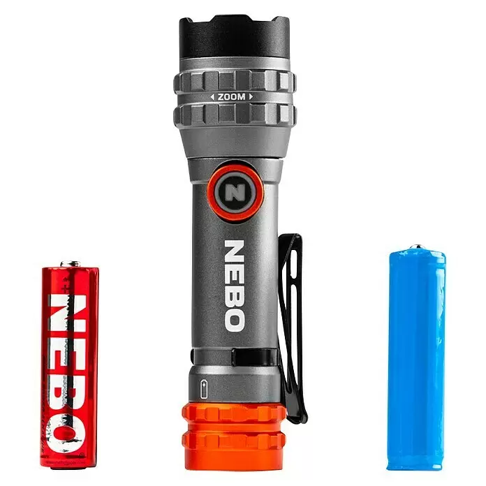 Nebo Tools Linterna Da Vinci - Blanco neutro - Linterna NEBO gris con detalles naranjas, mostrada con una batería NEBO roja y una batería recargable azul.