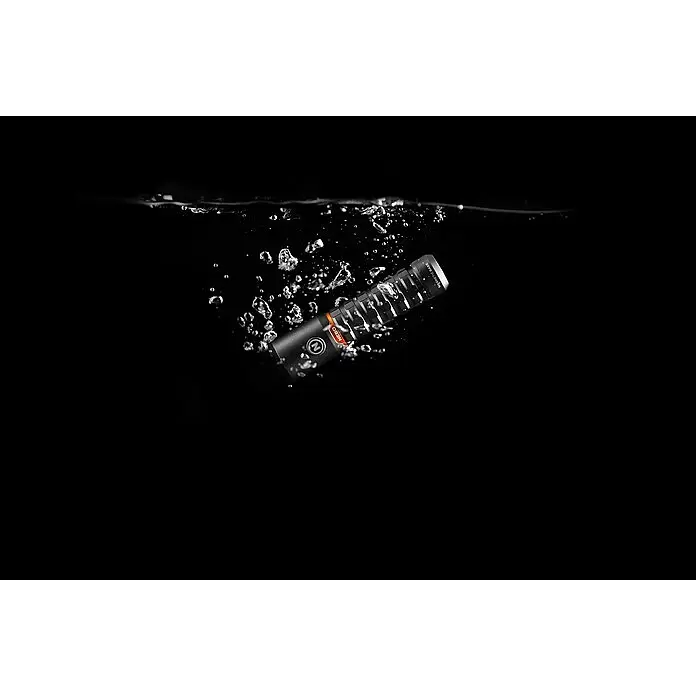 Nebo Tools Linterna Torchy 2K - 2.000 lm - Linterna negra y plateada con acento naranja, sumergida en agua con burbujas, destacando su diseño impermeable.