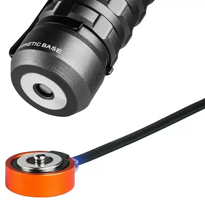 Nebo Tools Linterna Torchy 2K - 2.000 lm - Linterna gris oscuro con base magnética cerca de un cable de carga magnético naranja con luz indicadora azul.