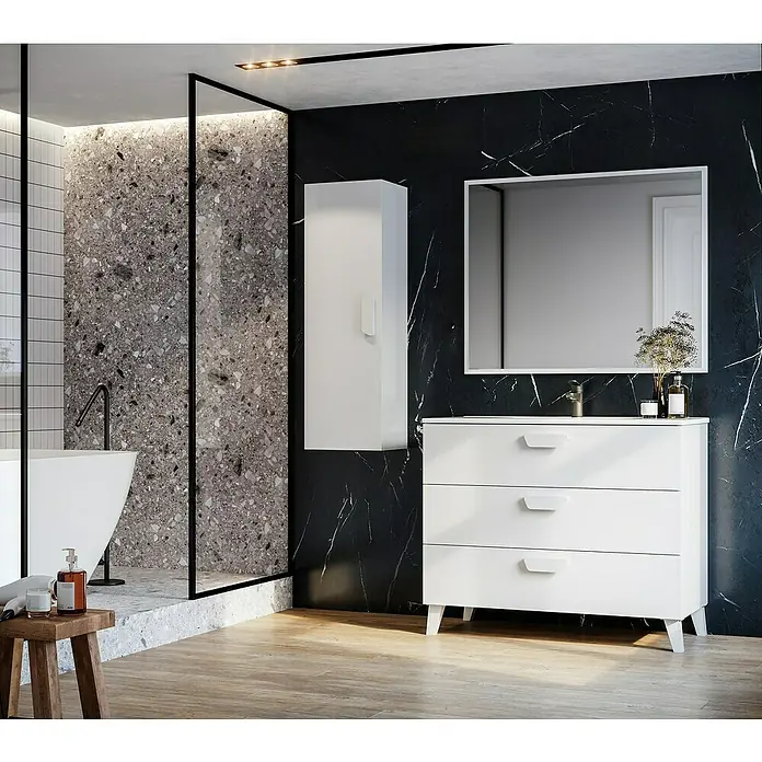 Mueble bajo de lavabo Sofía - L x An x Al: 46 x 100 x 84 cm, Blanco mate - Un baño con una moderna cómoda blanca de tres cajones, un espejo y un armario colgante frente a una pared de mármol.