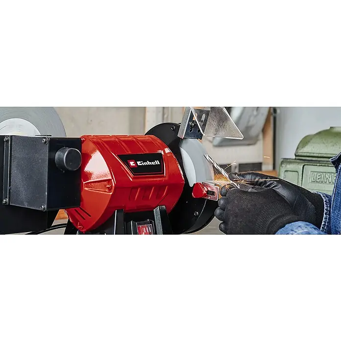 Einhell Schleifscheibe - Durchmesser: 150 mm, Körnung: 60, Stärke: 20 mm, Durchmesser Bohrung: 32 mm - Schleifmaschine Einhell mit Schutzvorrichtung in Aktion, Funken sprühen. Präzises Schärfen mit sicherem Schutz für optimale Ergebnisse.