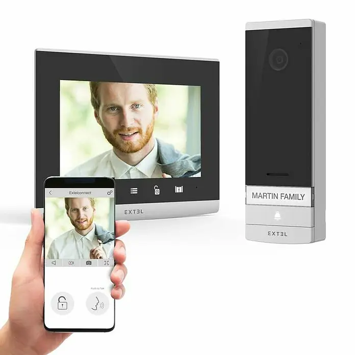 Extel Farb-Video-Türsprechanlage Code Connect - 2-Draht-Technik, Bildschirmgröße: 7″, 1.296 x 732 Pixel, Smarte Steuerung: Extel Connect - Produktbild des Extel Connect Videosprechanlagensets mit Monitor, Türklingel und Smartphone-App-Ansicht des Besuchers.
