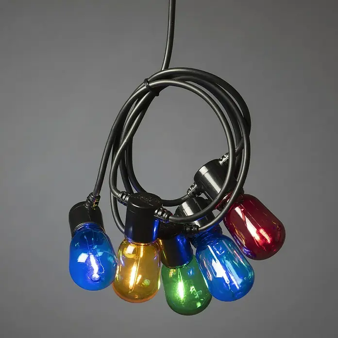 Konstsmide LED-Lichterkette - Außen, 14,75 m, Lichtfarbe: Mehrfarbig, Netzbetrieben - Hängeleuchte mit farbigen Glühbirnen. Dekorative Beleuchtung mit blauen, gelben, grünen und roten Glühbirnen an einem schwarzen Kabel.