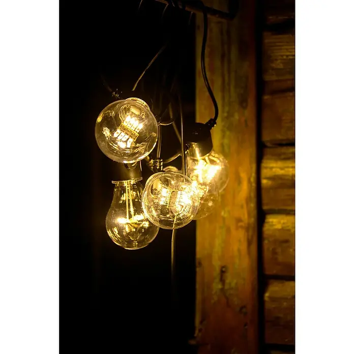 Konstsmide LED-Lichterkette - Außen, 5 m, Lichtfarbe: Warmweiß, Batteriebetrieben - Eine Nahaufnahme von einer Lichterkette mit Glühbirnen, die ein warmes, einladendes Licht verbreiten und eine gemütliche Atmosphäre schaffen.