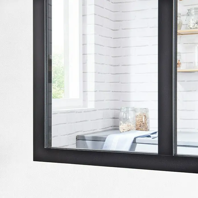 Kit atelier Glastrennwand Loft Bistro1.232 x 1.200 mm, Einscheibensicherheitsglas (ESG) - Nahaufnahme eines modernen schwarzen Badezimmerspiegels, der Helligkeit und Stil in jeden Raum bringt.