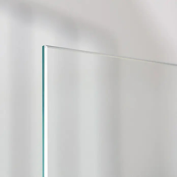 Kit atelier Glastrennwand Loft Bistro1.232 x 1.200 mm, Einscheibensicherheitsglas (ESG) - Nahaufnahme einer Glasscheibe, die Klarheit und Präzision in der Verarbeitung zeigt. Ideal für moderne architektonische Details.
