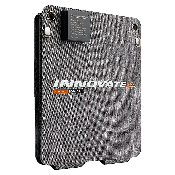 Panel solar plegable Innovate - 21 W, 2 conexiones USB - Un panel solar plegable gris de INNOVATE abc PARTS con detalles técnicos en un bloque negro.