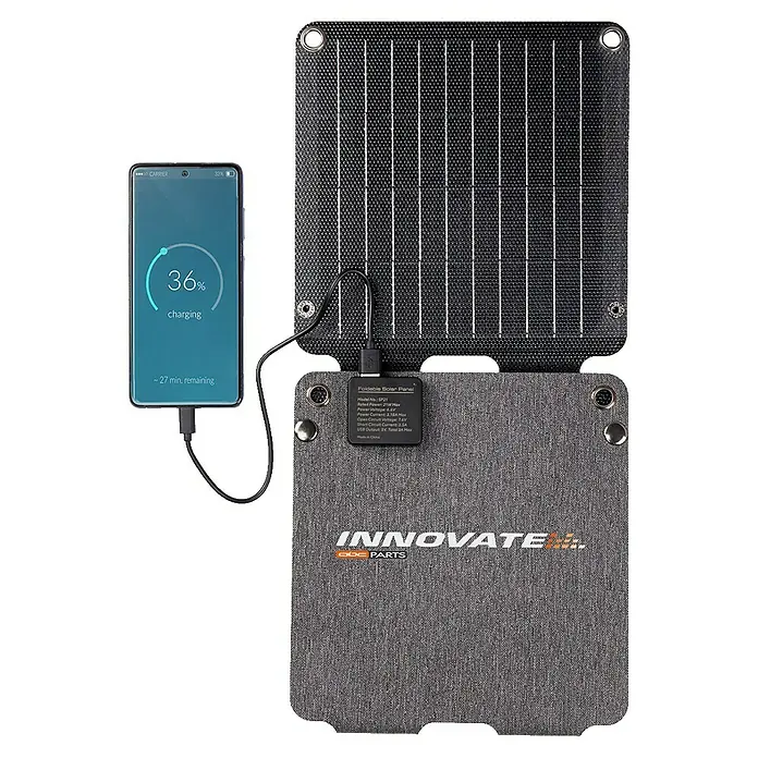 Panel solar plegable Innovate - 21 W, 2 conexiones USB - Panel solar portátil cargando un smartphone con un 36% de batería, ~27 min. restantes. Panel solar Innovate Parts en uso.