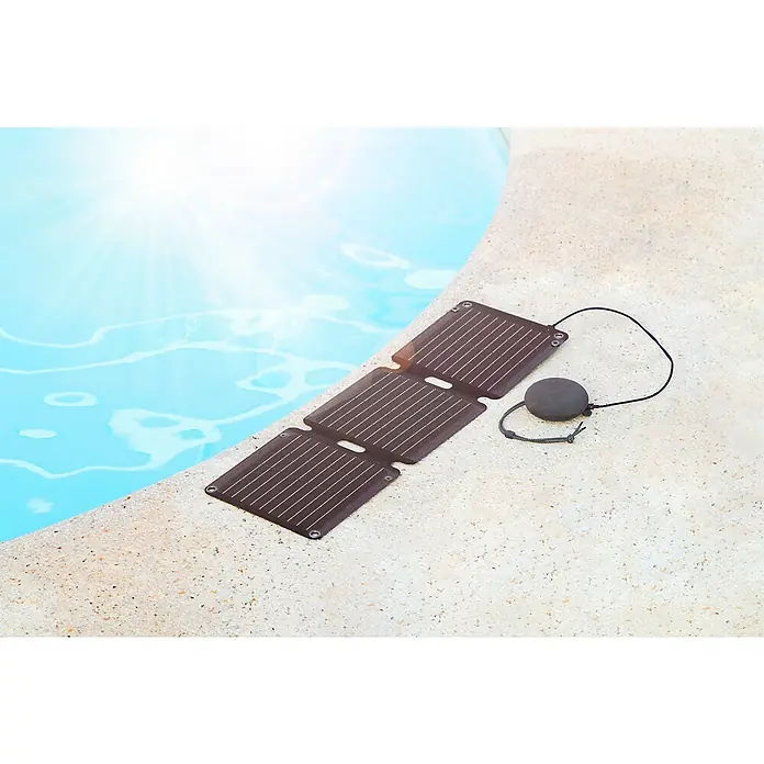 Panel solar plegable Innovate - 21 W, 2 conexiones USB - Una estación de carga de panel solar portátil se encuentra junto a una piscina, ofreciendo una forma ecológica de cargar dispositivos.