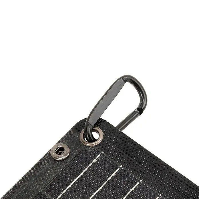 Panel solar plegable Innovate - 21 W, 2 conexiones USB - Primer plano de una esquina de panel solar con mosquetón. Ideal para actividades al aire libre y generación de energía ecológica.
