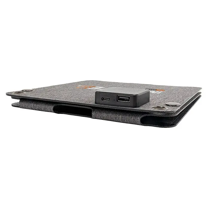 Panel solar plegable Innovate - 21 W, 2 conexiones USB - Un panel solar plegable con un pequeño power bank encima, que cuenta con puertos USB y USB-C para la carga.