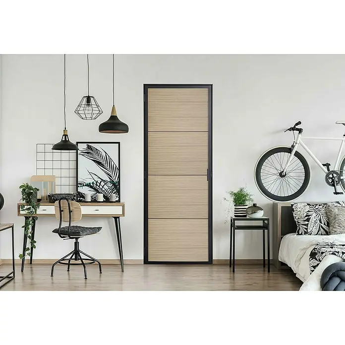 Kit atelier Drehtür Loft Holz District - 880 x 2.005 mm, Links - Elegante Innentür mit Holzpaneelen und schwarzem Rahmen. Das Türdesign verleiht dem Raum ein modernes und stilvolles Ambiente.