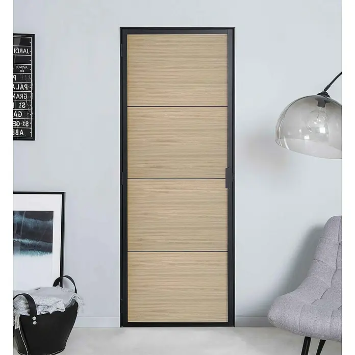 Kit atelier Drehtür Loft Holz District - 880 x 2.005 mm, Links - Nahaufnahme einer modernen Holztür mit schwarzem Rahmen, die ein stilvolles und zeitgemäßes Designelement für jeden Innenraum darstellt.