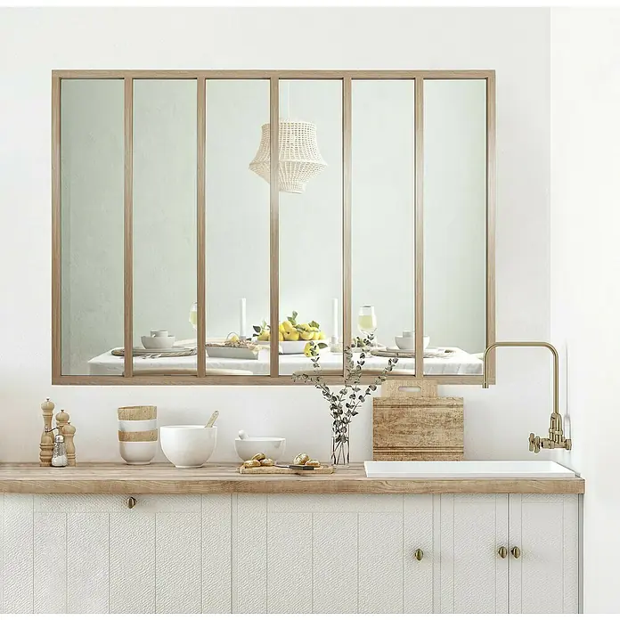 Kit atelier Glastrennwand Loft Holz Atelier - 1.832 x 1.300 mm, Einscheibensicherheitsglas (ESG) - Ein helles Kücheninterieur mit einem Fenster über der Arbeitsplatte, das eine gedeckte Tafel spiegelt, und einer goldenen Armatur.