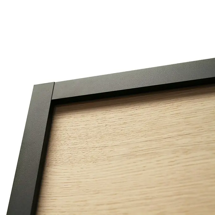 Kit atelier Drehtür Loft Holz District - 880 x 2.005 mm, Links - Detailaufnahme eines modernen Bilderrahmens in Schwarz, der ein helles Holzbild einrahmt und einen eleganten Kontrast erzeugt.