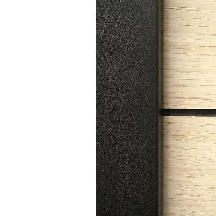 Kit atelier Drehtür Loft Holz District - 880 x 2.005 mm, Links - Nahaufnahme eines modernen Holzpaneels mit einer schlanken schwarzen Leiste, die das natürliche Design hervorhebt.