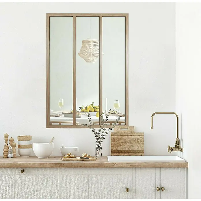 Kit atelier Glastrennwand Loft Holz Atelier - 932 x 1.300 mm, Einscheibensicherheitsglas (ESG) - Ein stilvolles Küchenambiente mit einem Fensterrahmen-Spiegel, der eine Szene von Eleganz und kulinarischer Vorbereitung einfängt.