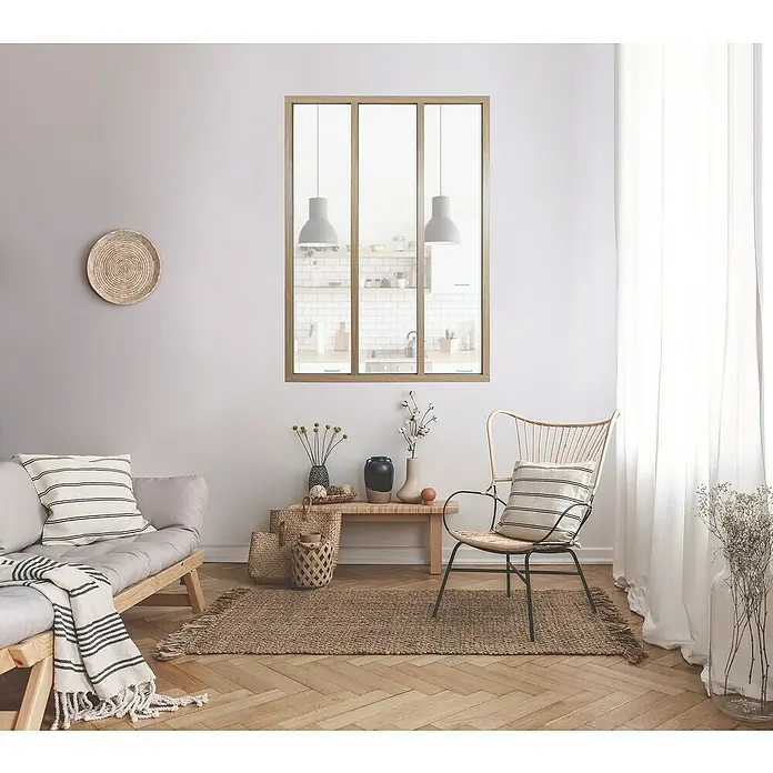 Kit atelier Glastrennwand Loft Holz Atelier - 932 x 1.300 mm, Einscheibensicherheitsglas (ESG) - Ein einladender Wohnraum mit einem hellen Holzrahmenfenster, das den Blick in eine stilvolle Küche freigibt, neben einer skandinavisch inspirierten Einrichtung.