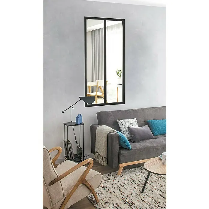 Kit atelier Glastrennwand Loft Atelier - 632 x 1.300 mm, Einscheibensicherheitsglas (ESG) - Wohnzimmer mit stilvollem Spiegel mit schwarzem Rahmen, grauer Couch, Sessel und Beistelltisch mit Lampe.