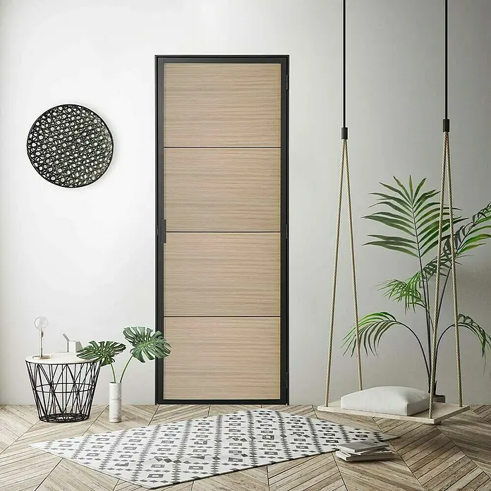 Kit atelier Drehtür Loft Holz District - 880 x 2.005 mm, Rechts - Ein modernes Interieur mit einer stilvollen Holztür mit schwarzem Rahmen, ergänzt durch dekorative Elemente wie eine Wandkunst und eine Hängematte.