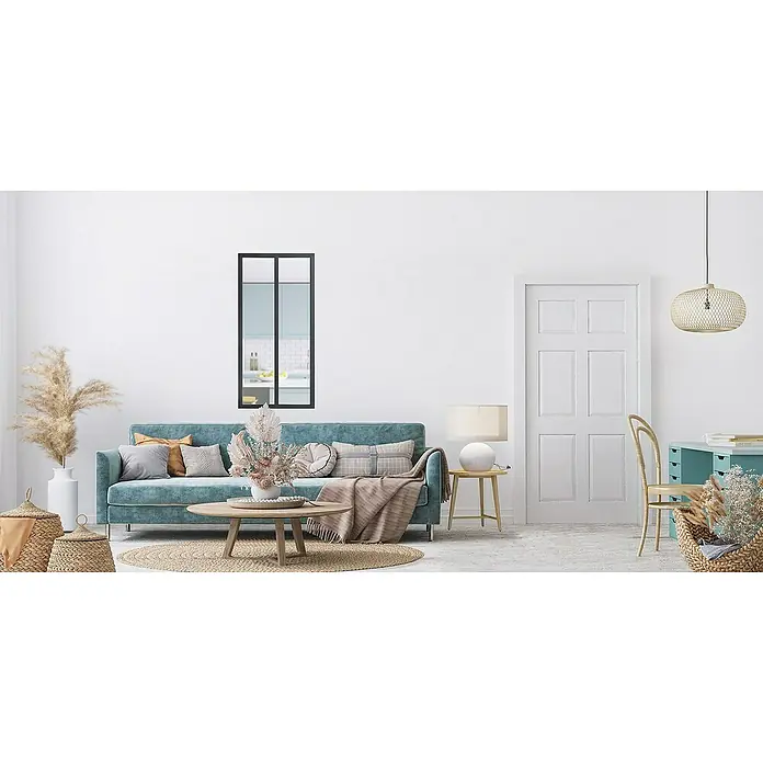 Kit atelier Glastrennwand Loft Atelier - 632 x 1.300 mm, Einscheibensicherheitsglas (ESG) - Wohnzimmer mit blauem Sofa, Holztisch, Spiegel und dekorativen Elementen. Die Einrichtung erzeugt eine gemütliche und einladende Atmosphäre im Raum.