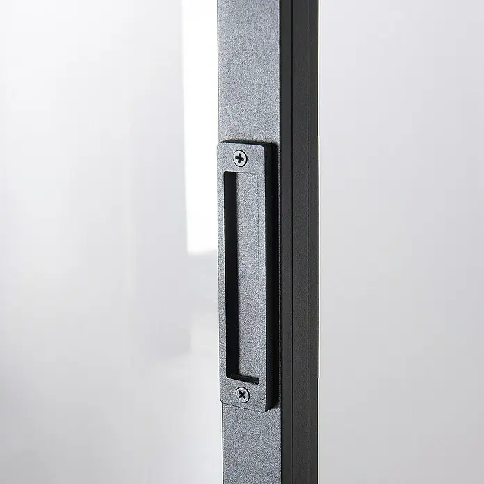 Kit atelier Glasschiebetür Loft Atelier - 930 x 2.040 mm, Einscheibensicherheitsglas (ESG) - Türgriff aus Metall mit Schrauben an einer Tür.