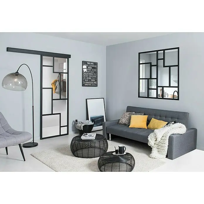 Kit atelier Glasschiebetür Loft Architekt - 930 x 2.128 mm, Einscheibensicherheitsglas (ESG) - Einrichtungsidee für ein modernes Wohnzimmer mit grauer Couch, Couchtischen und Spiegeln. Die Spiegel und Glastür verleihen dem Raum eine elegante Note.